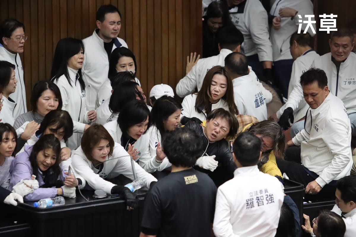 掏空中央、公式烏龍、重北輕南 藍白一年修三次的《財劃法》該怎麼改正才對？'s story cover image