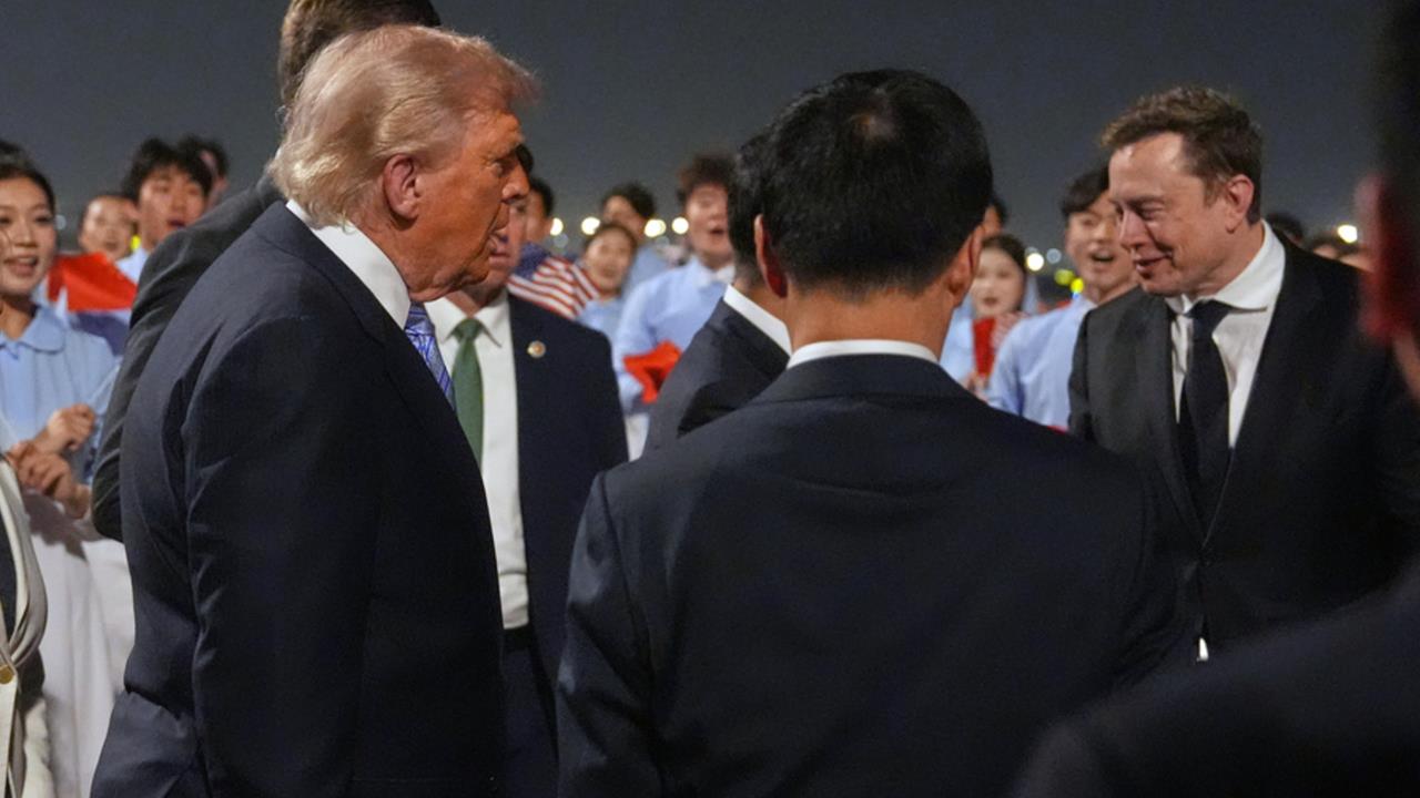 川普訪中！馬斯克發文：我和黃仁勳搭空軍一號