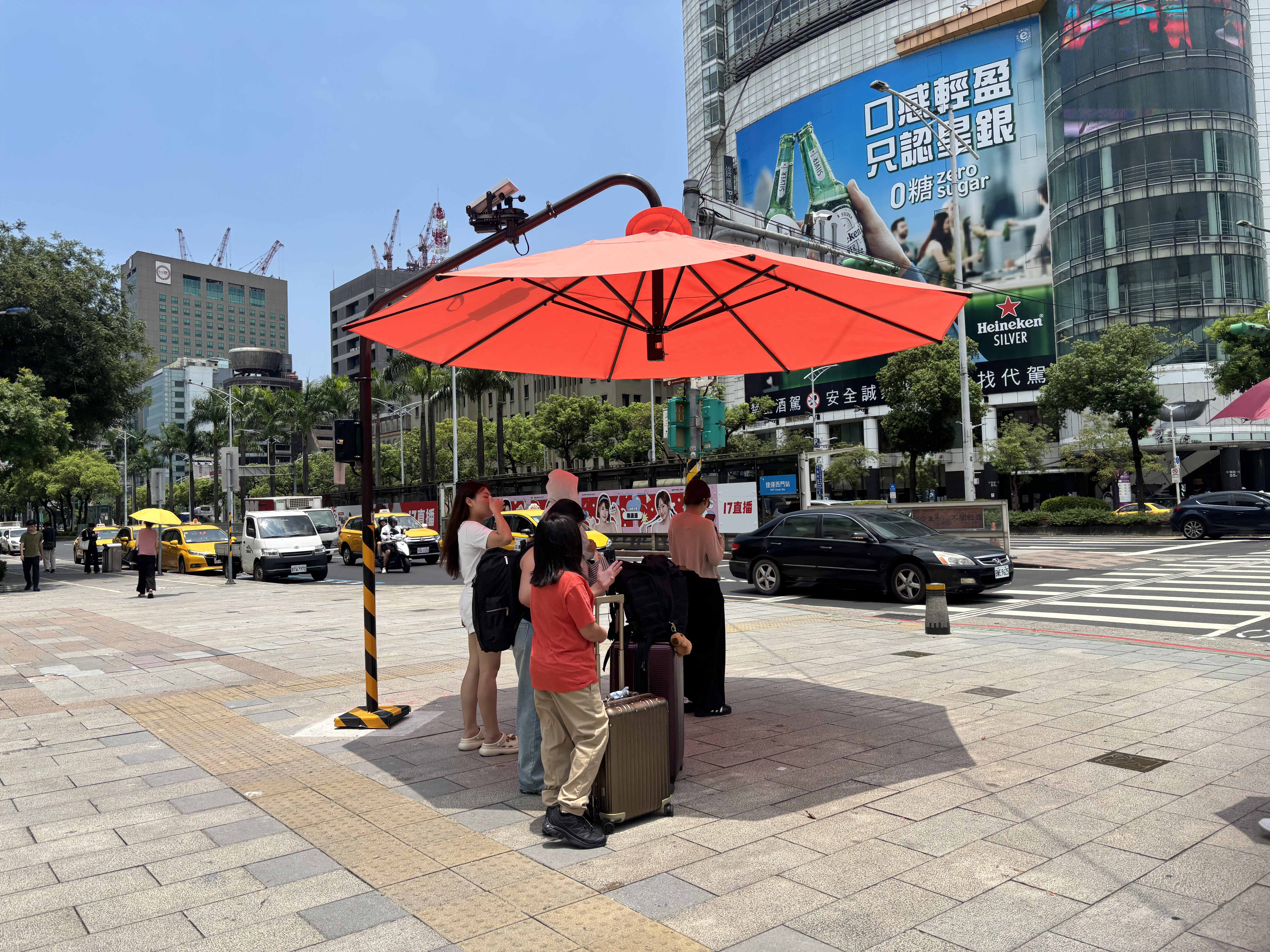 停等紅燈不怕曬 戶外遮陽傘設哪裡最有效？ 專家：改善都市熱島仍應「以樹為本」