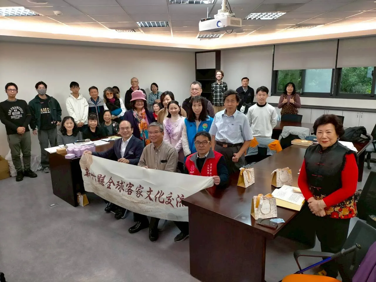 客家師生邱榮裕、何雅芬新書發表　荷日學生慕名旁聽田野秘辛　's story cover image