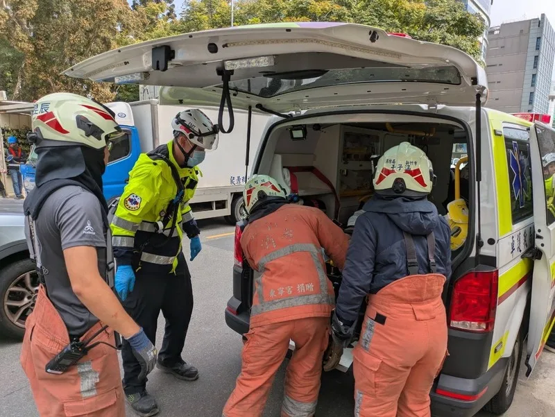 竹科工地鷹架倒塌　3工人5公尺高處墜落送醫's story cover image