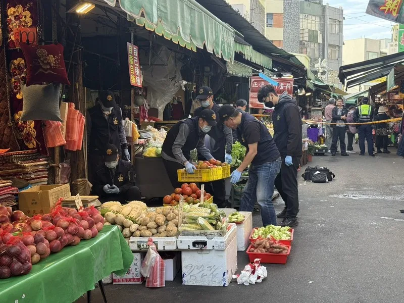 男子在南苗市場持刀連砍員警頭部　遭警開槍送醫不治's story cover image