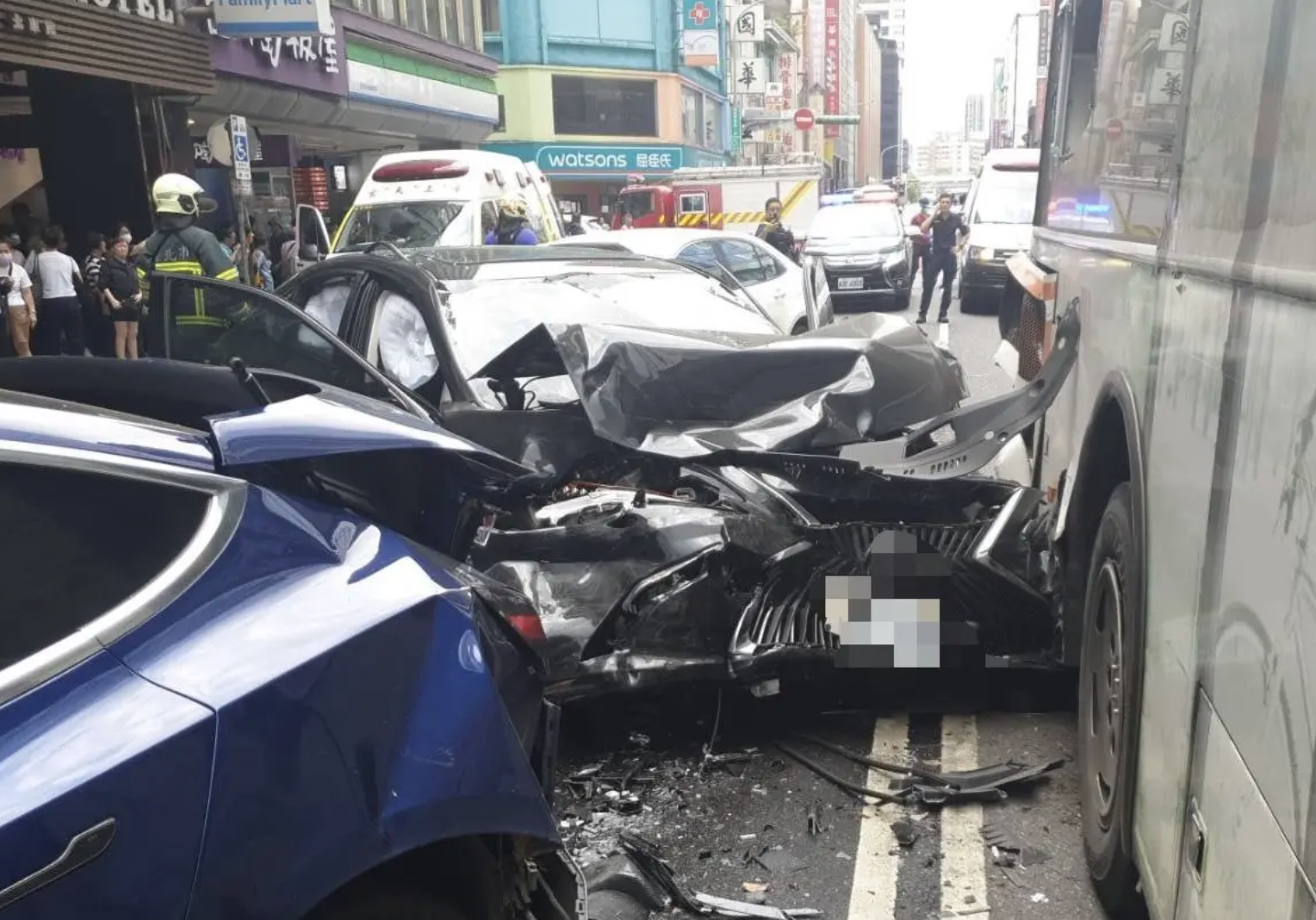 與三峽車禍恐怖巧合！北市重慶南路嚴重追撞車禍　駕駛年紀皆為「78歲」　's story cover image