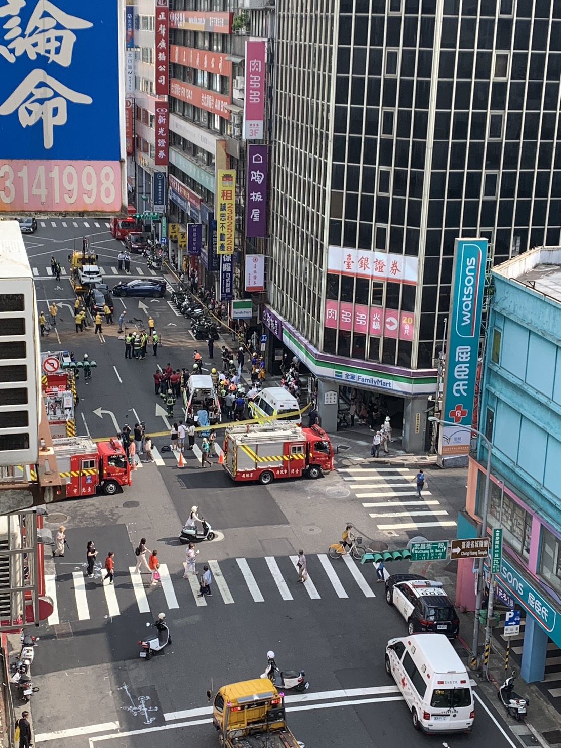 快訊／北市重慶南路嚴重車禍！轎車疑「失控暴衝」釀多車追撞　8人受傷送醫's story cover image