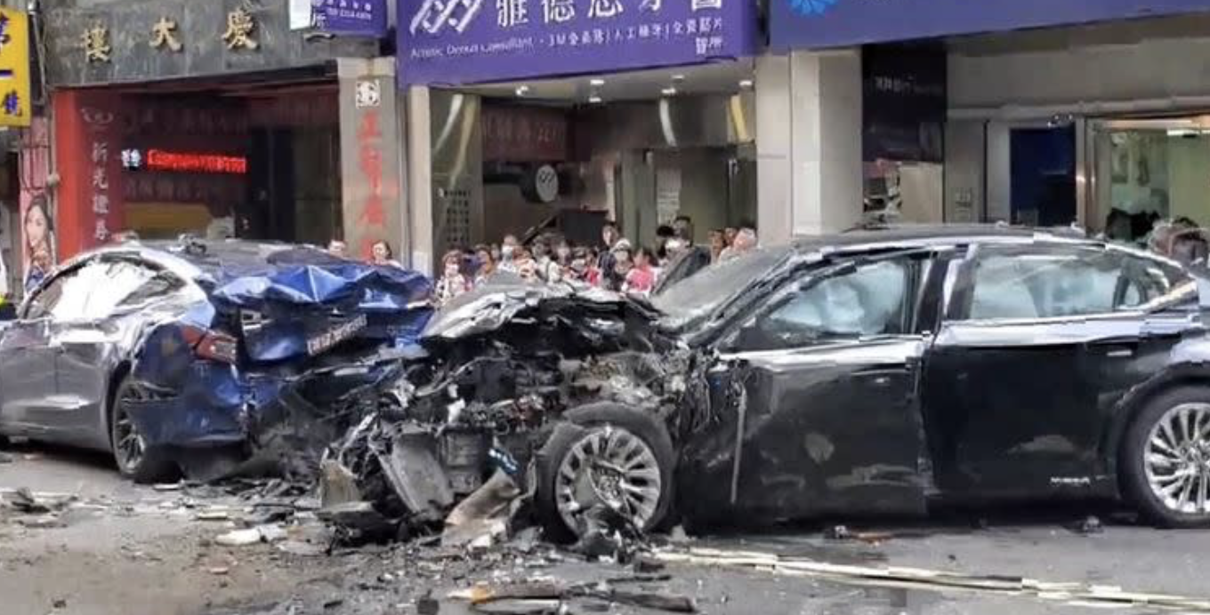 離譜！北市重慶南路暴衝車禍釀8傷　78歲駕駛「從未考過駕照」's story cover image