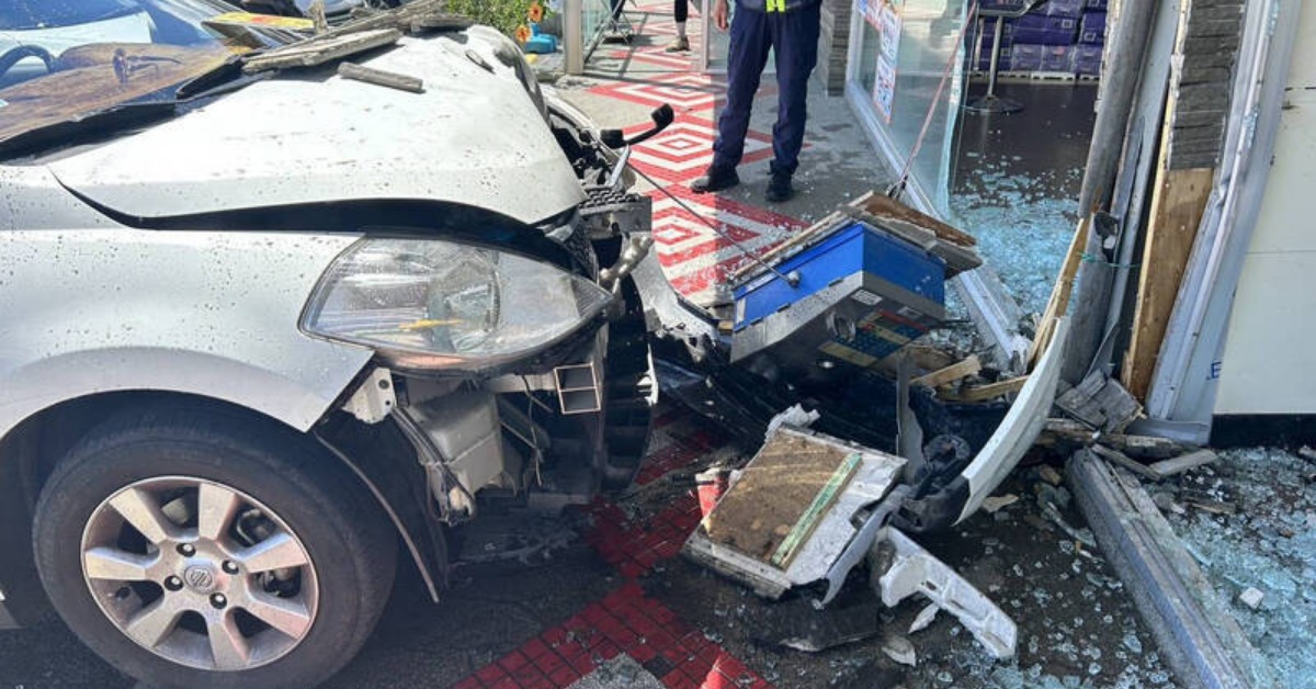又見車輛衝撞！68歲婦稱「踩不到剎車」撞進超商's story cover image