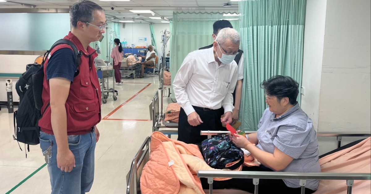 78歲翁開公司車亂撞釀8傷 台北客運慰問送醫乘客's story cover image
