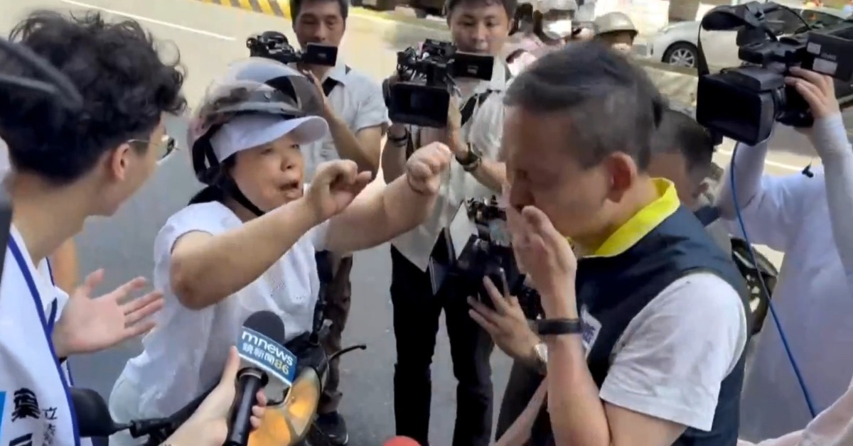 葉元之街頭宣講遭嗆 路過婦人比倒讚 「口水」噴至嘴裡's story cover image