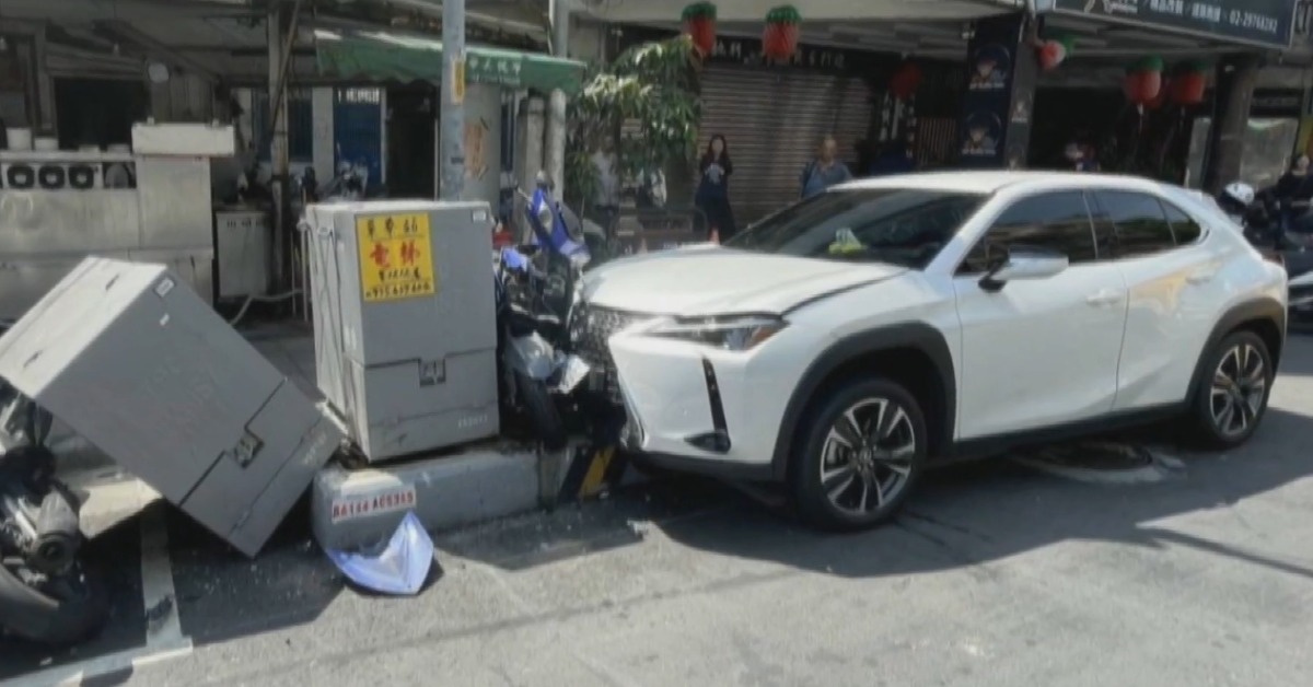 好熱！ 駕駛恍神駕車撞毀變電箱 43戶無電可用's story cover image