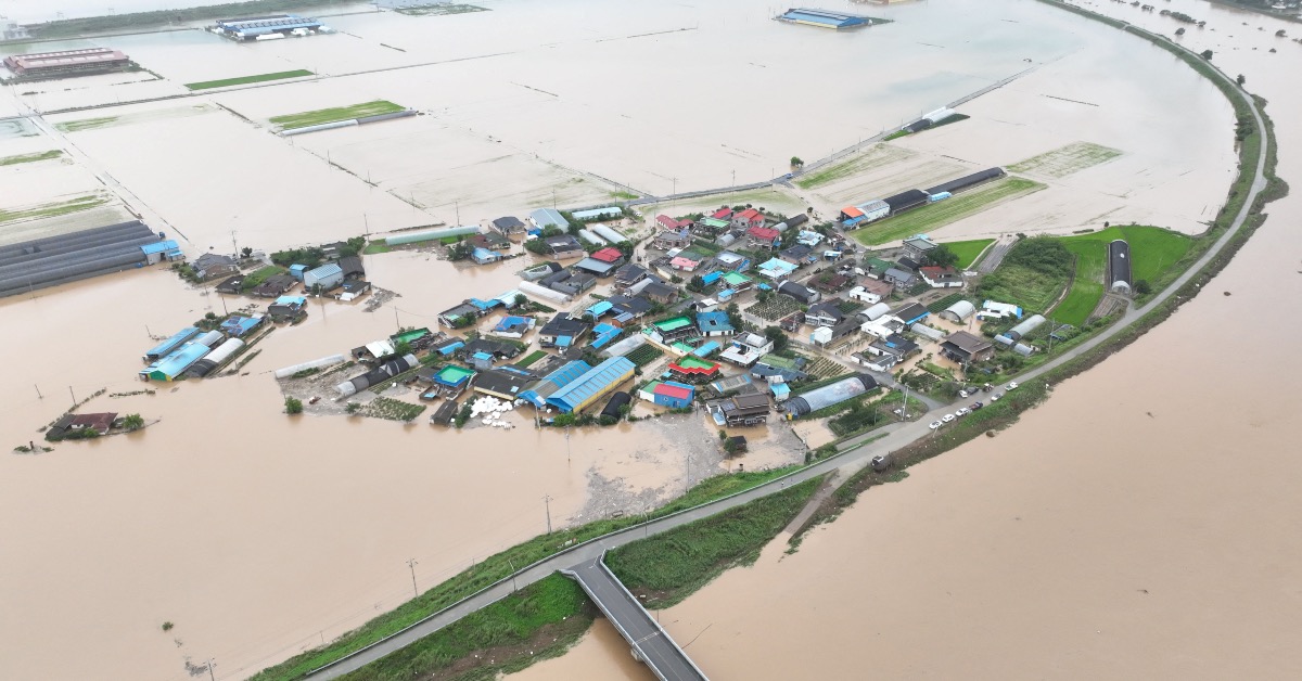 1小時大雨滅村！南韓暴雨釀堤防潰決 村莊成孤島、牛群遭活埋