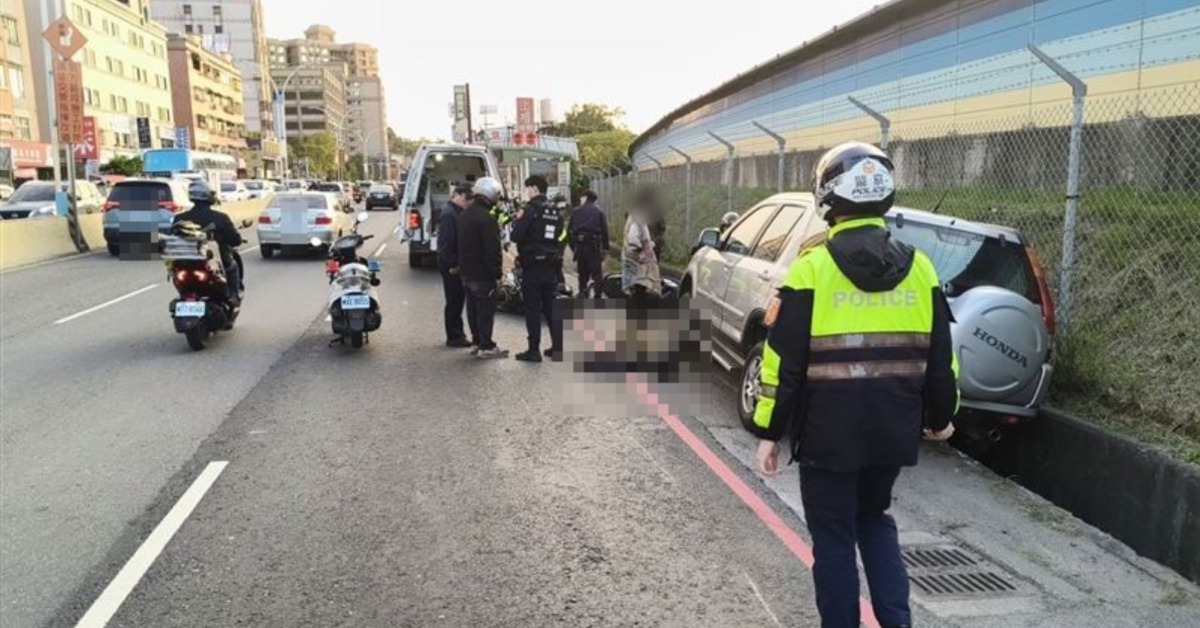 淡水嚴重車禍！休旅車追撞2機車 男摔落水溝一度命危's story cover image