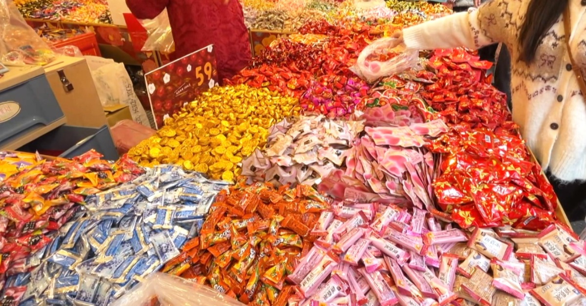 獨家／年貨大街「湊整數」惹議！ 攤商：找零麻煩's story cover image