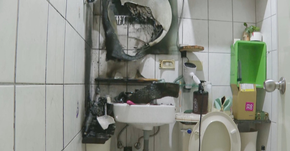 獨家／除濕機用一半燒起來 浴室「一片狼藉」民眾急滅火's story cover image