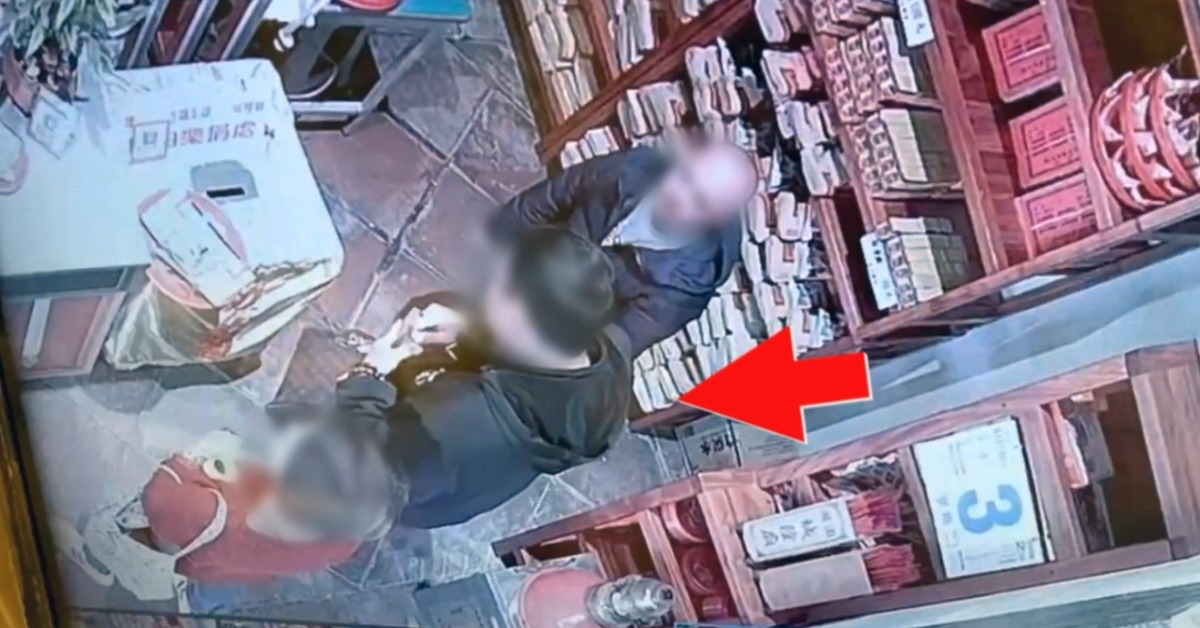 神明面前做壞事！ 男假冒廟方人員討香油錢's story cover image