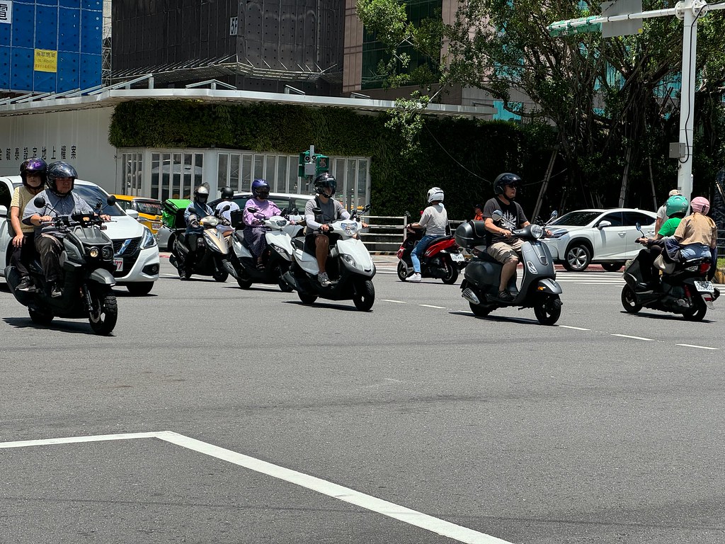 重挫電動機車產業？ 立院三讀燃油車貨物稅減免延至2030年、最高10萬元's story cover image