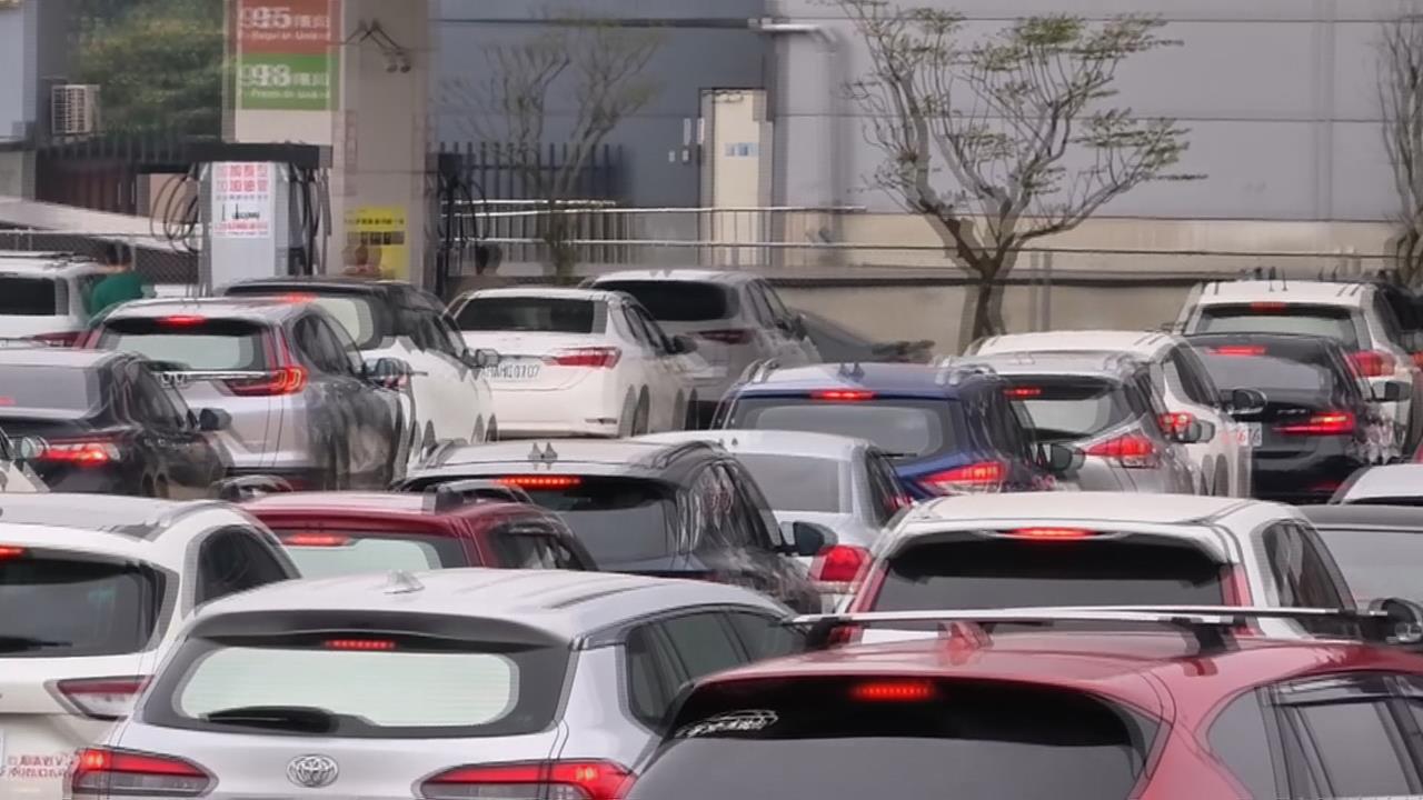 明起汽柴油漲1.8、1.4元  各地加油站塞爆's story cover image