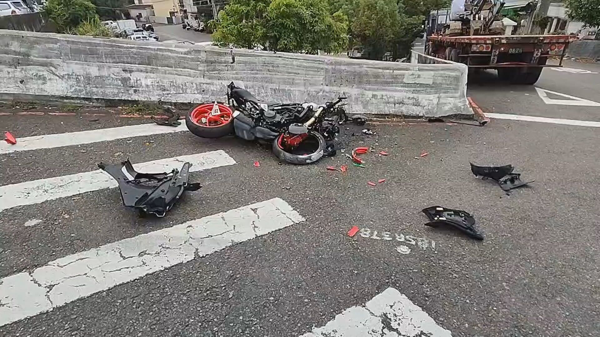 驚悚直擊！毒駕害命1死2傷 騎士噴飛墜橋2／20歲男騎重機自撞摔橋下　高低落差一層樓頭部重創亡's story cover image