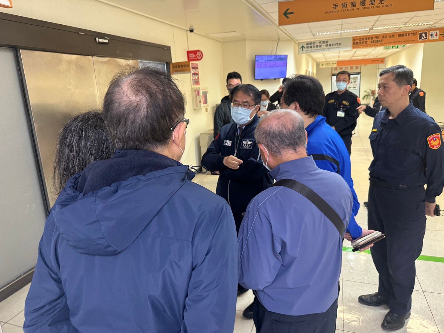 持足療刀追砍路人至派出所門口　黃偉哲曝「群警衝出壓制」影像's story cover image