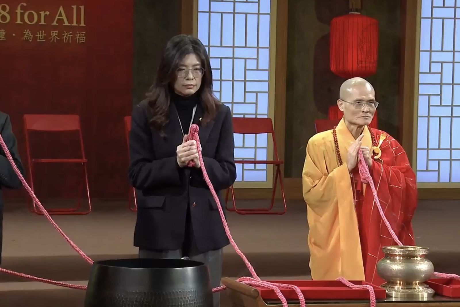 法鼓山撞鐘紅繩狂抖　鄭麗文：神明感召心頭震動's OG Image