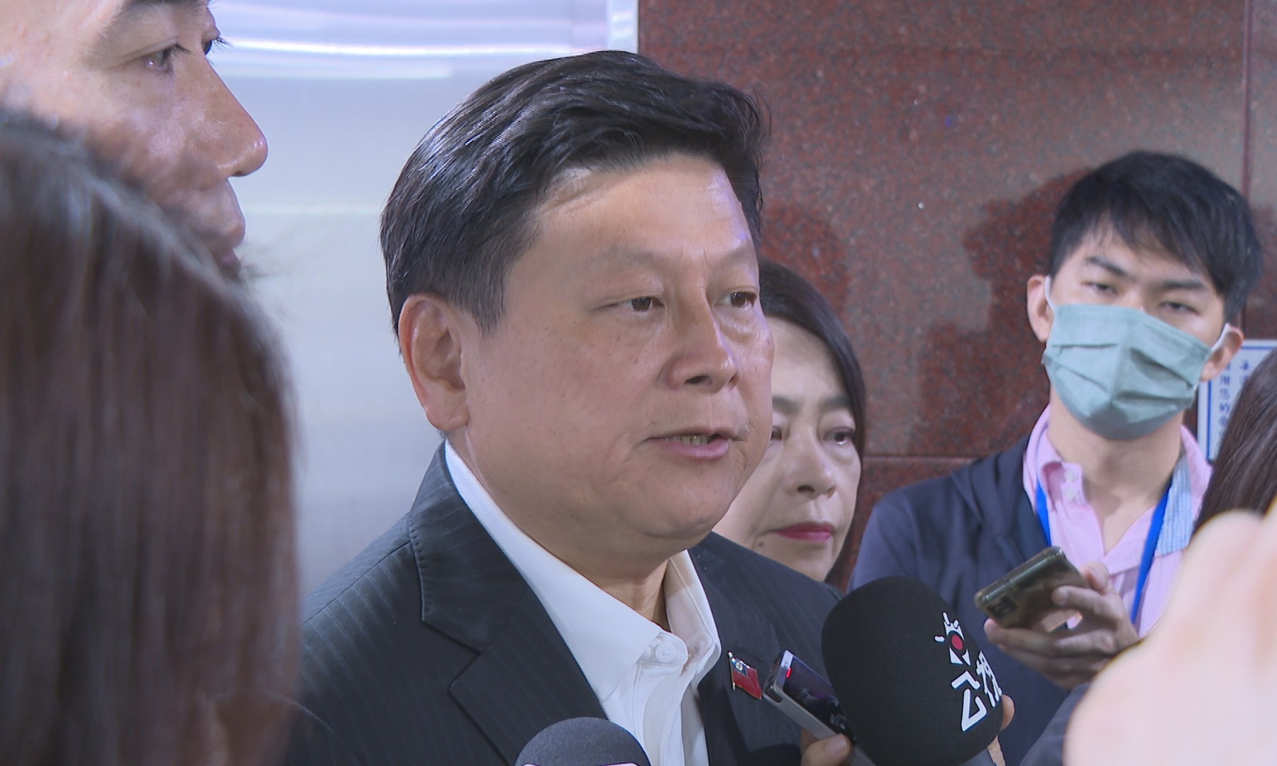 醫療人力吃緊！藍白推三班護病比入法　傅崐萁轟賴清德政見跳票's story cover image