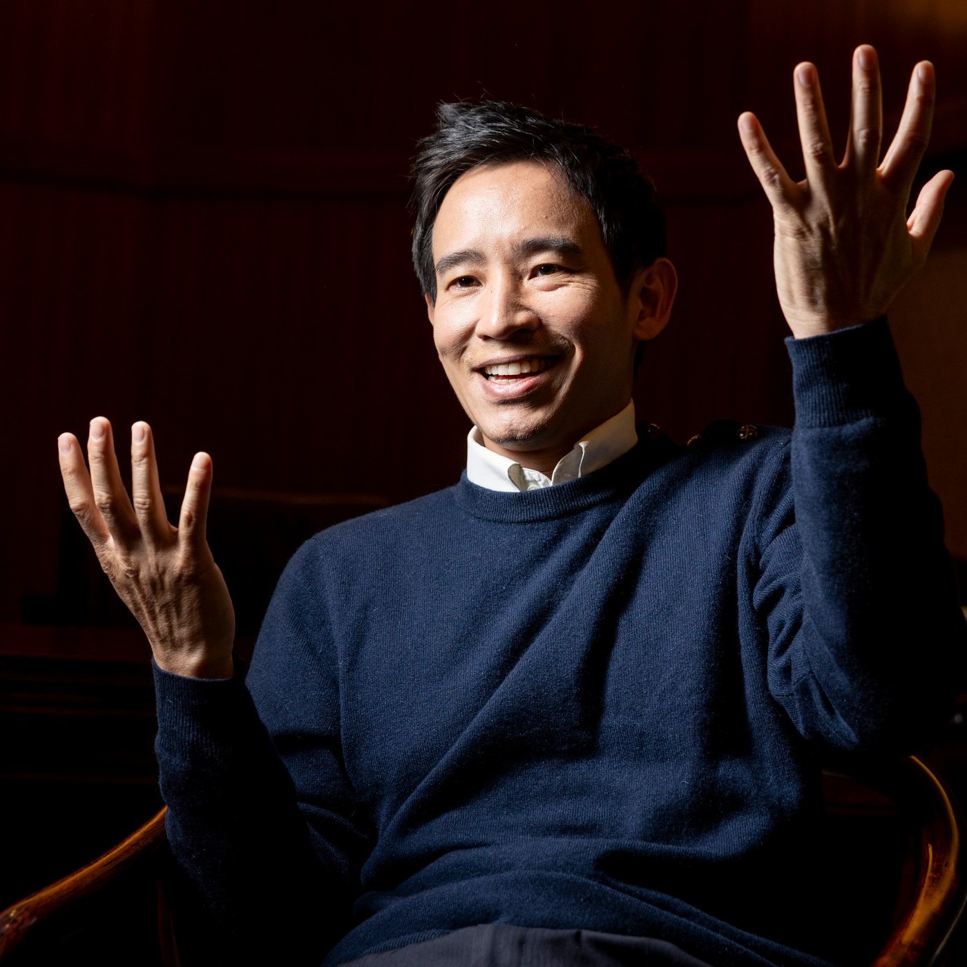 他把複雜的政治，轉化成比喻跟數字——泰國政治明星皮塔採訪幕後【鏡相人間｜EP183】