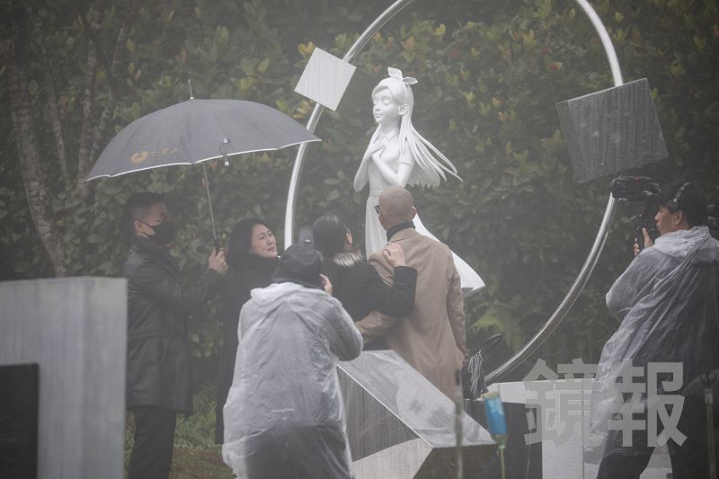 po文感謝具俊曄為大S設計雕像　小S提媽媽的心：洞應該被填滿了's story cover image