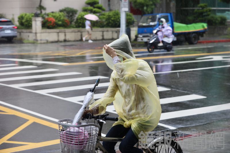 雨彈狂炸台北！　內湖、士林、北投大雷雨警報到20時34分
