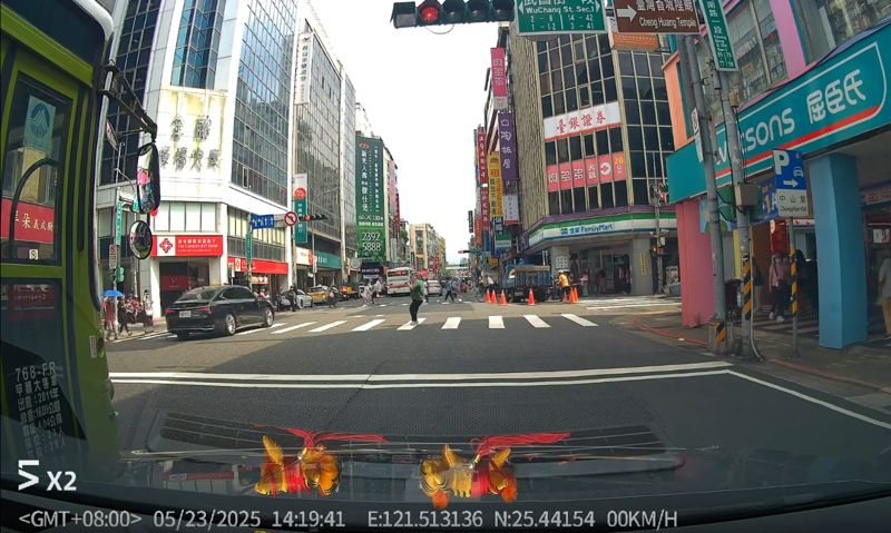 貿易老董無照上路釀8傷　妻子護尪「他有國際駕照」：台灣的很難考's story cover image