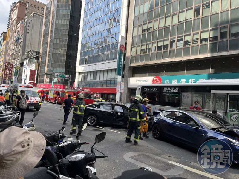 快訊／北市8傷車禍！78歲翁誇張無照　警：從未考過駕照's story cover image