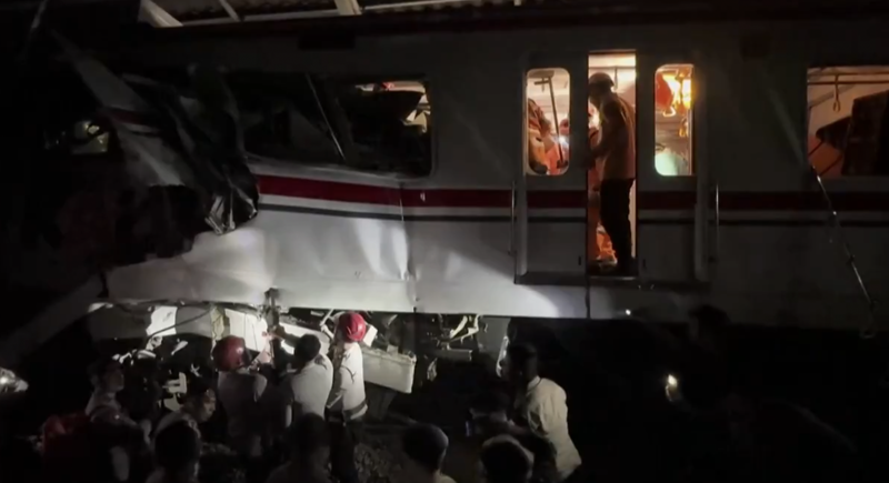 印尼火車驚悚對撞！釀7死81傷　生還者驚：車廂人疊人、快要窒息