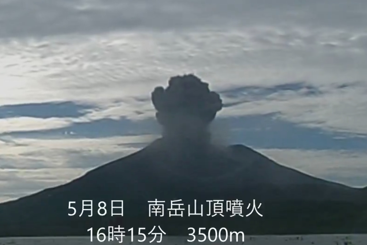 日本櫻島火山今年第9度爆發！煙噴3500公尺高空　民眾嘆：又要洗車了