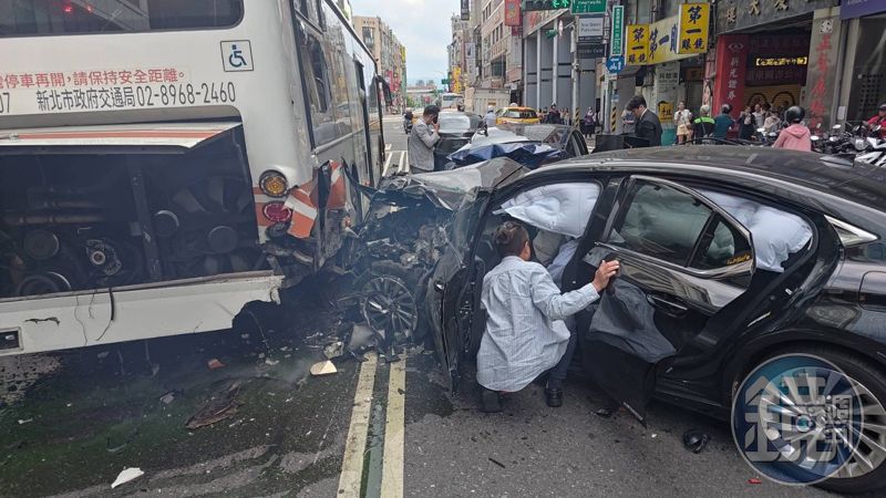 有片／博愛特區車輛暴衝8人傷　現場驚悚撞擊畫面曝光's story cover image