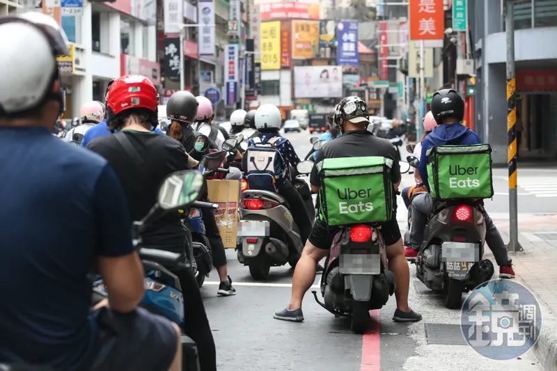 疊單計時算法現歧異！外送專法上路半個月　外送工會開戰Uber Eats's story cover image