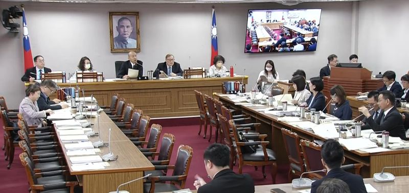 翁曉玲堅持大刪行政院今年預算　韓國瑜看不下去：今年剩4個月「你思考一下」's story cover image