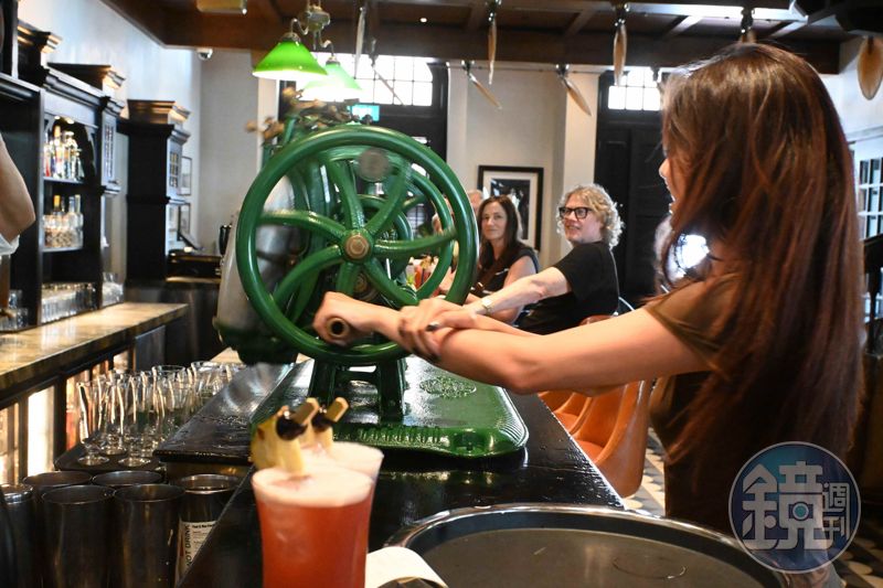 朝聖新加坡司令誕生地！百年酒吧「Long Bar」花生殼直接丟地上、復古機器體驗18杯一起搖