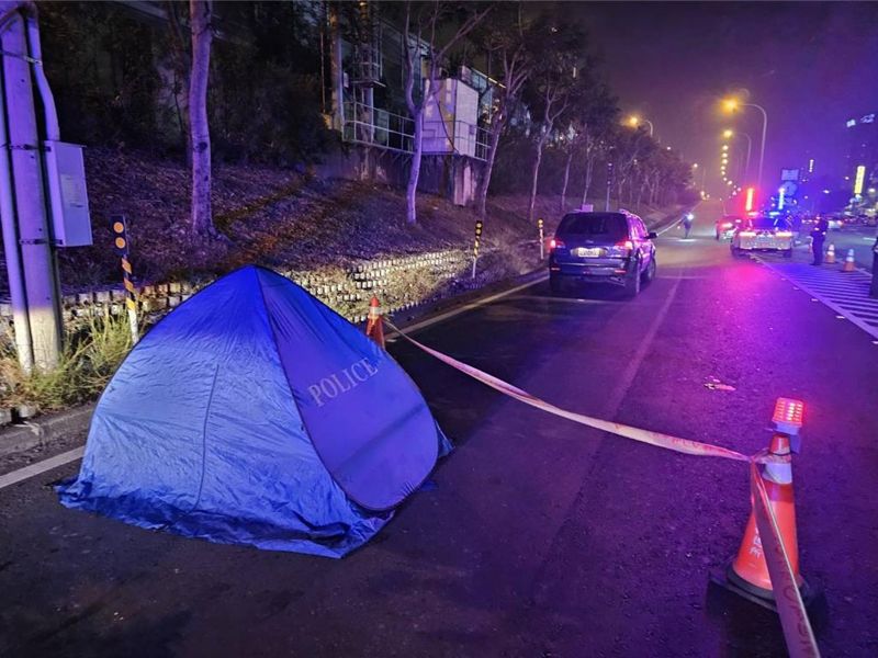 恐怖瞬間曝！男深夜倒臥高雄匝道口　3車連環輾過當場身亡's OG Image