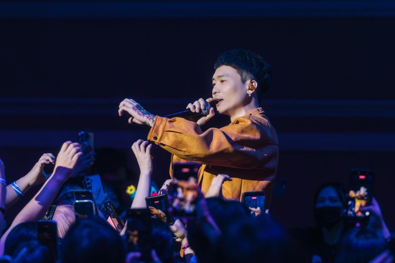 蕭秉治新加坡開唱　阿弟逼跳16蹲害他腿軟直喊投降's story cover image