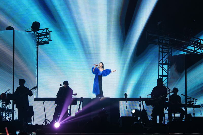 丁噹首登成都掀萬人大合唱　阿弟合體嗨喊「熱」脫衣引尖叫
's story cover image