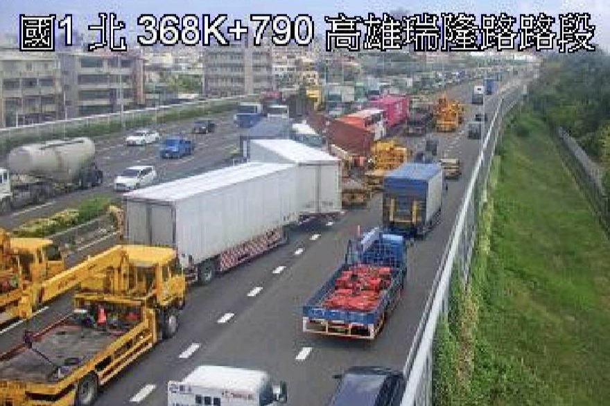 有片／紫爆！國1高雄段「6大車撞成一團」　鋼卷掉落嚴重回堵