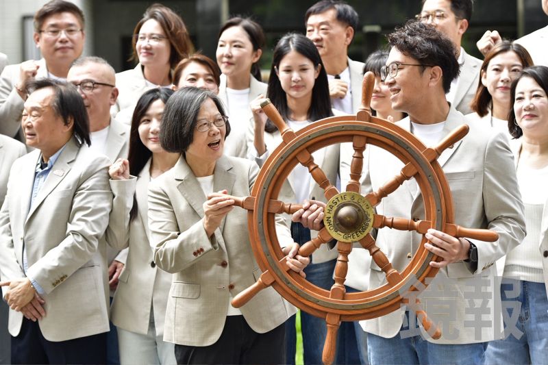 最強母雞出馬！蔡英文陪同沈伯洋登記參選　送「船舵」寓意曝光's story cover image
