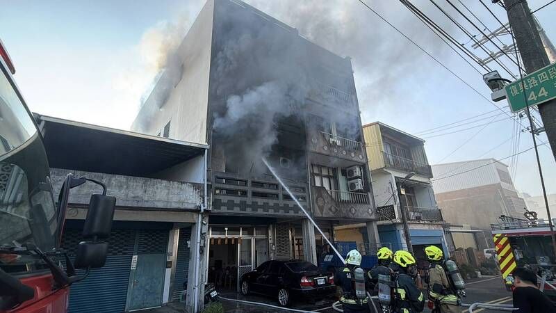 疑手機充電釀禍！苗栗透天厝大火父子嗆傷送醫　鬆獅犬受困3樓幸運獲救's story cover image