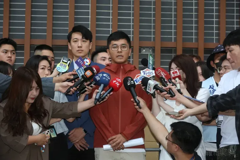 遭爆雙重國籍又閃兵！　李孝亮喊：「責任問題」不應被過度政治操作、片面放大's story cover image