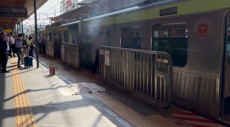 包包內行動電源突燃燒！東京電車乘客驚慌避火　1女受傷、停駛40分鐘