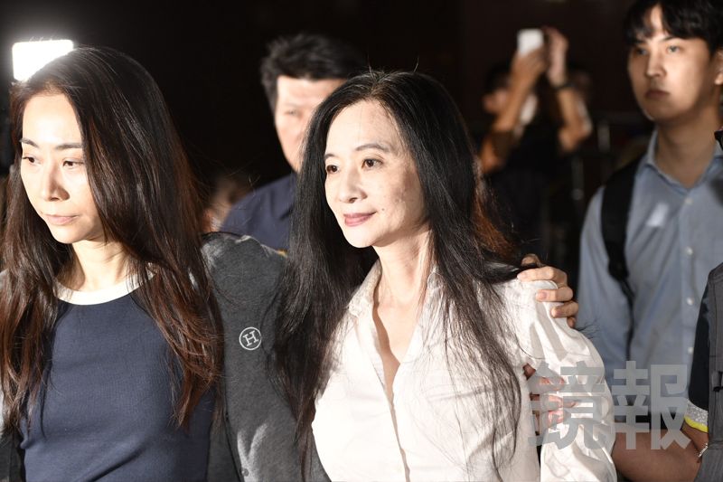 應曉薇籌足3千萬「完成交保」　面露微笑、雙手合十現身's story cover image