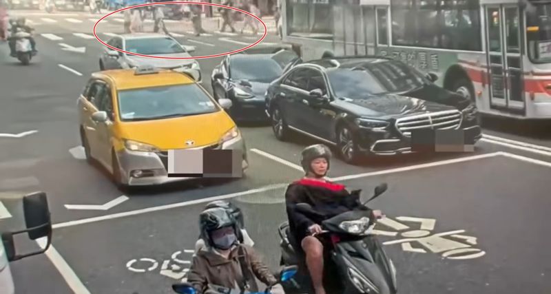 晚幾秒更慘！一群行人與死神擦身而過　北市衝撞車禍瞬間曝光's story cover image