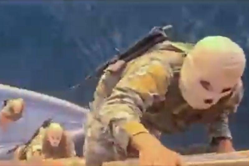 美伊談判前景不明！伊朗革命衛隊突襲荷莫茲　持槍扣押2商船畫面曝光