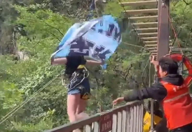 16歲少女墜崖亡！目擊者還原驚悚瞬間　家屬悲慟不敢告訴長輩：和解是最好的辦法……..'s story cover image