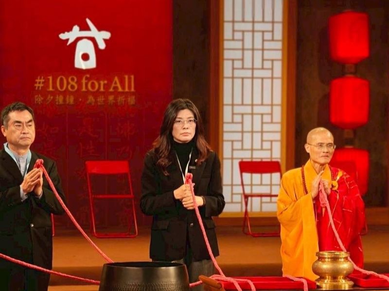 鄭麗文除夕夜撞鐘祈福手中「紅繩2度狂抖」　國民黨回應了