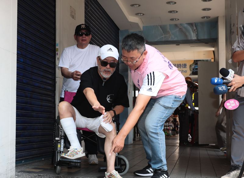 班鐵翔帶傷現身控訴   西門町騎樓高低差害骨折's story cover image