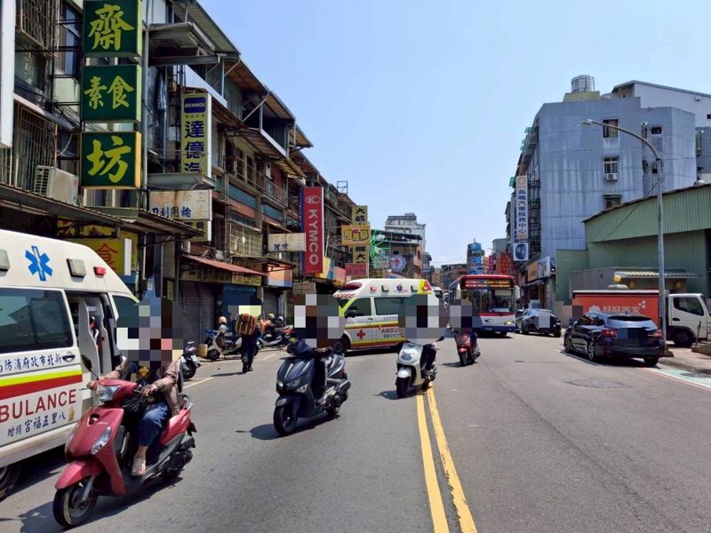 有片／三重驚悚車禍！重機「四貼」遭左轉貨車撞飛　5歲、3歲幼童擦傷骨折送醫's story cover image